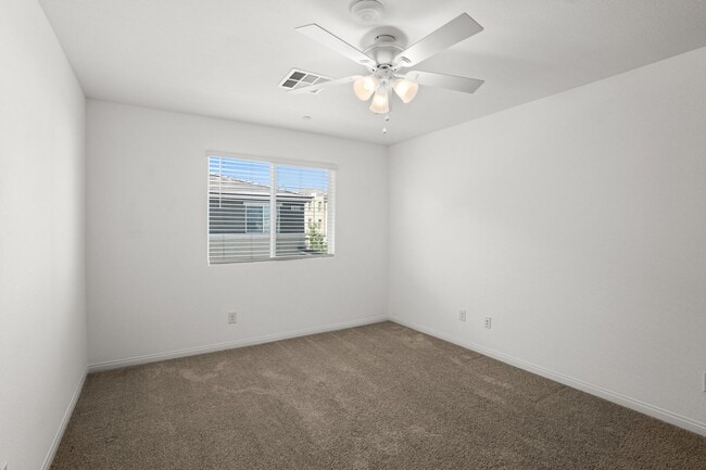 Building Photo - Beautiful 3 BR 2.5 BA Townhouse built in 2...