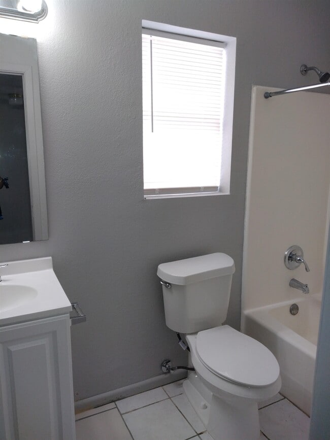 Building Photo - 105 Rockwell Way