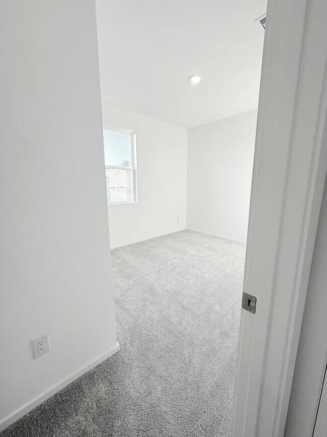 Building Photo - 6814 Dutch Iris Dr