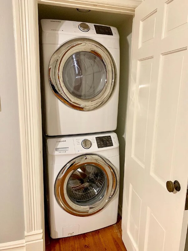 Building Photo - 401 E 10th St