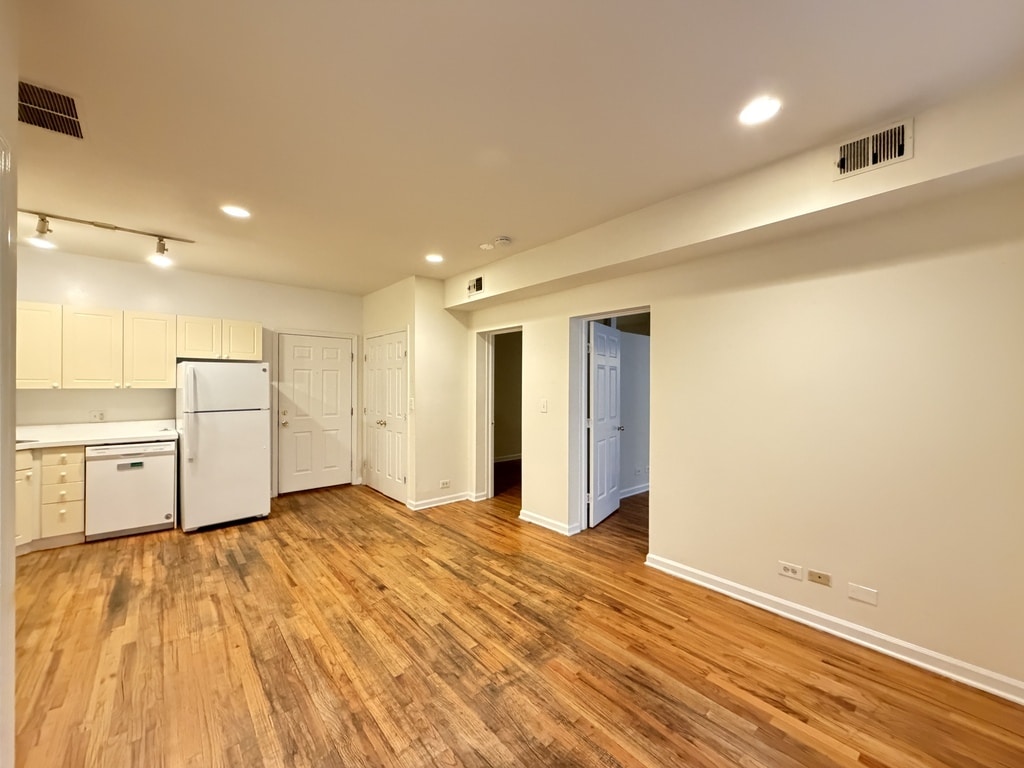 Building Photo - 909 W Dakin St