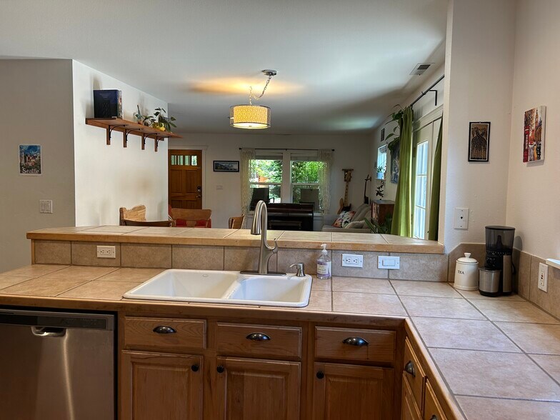 Building Photo - 21365 Oakview Dr