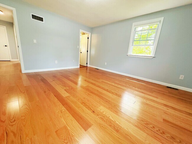 Building Photo - 10 Friar Tuck Ln