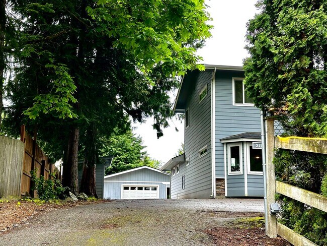 Building Photo - Rare Kent Gem, 3 BR | 3 BA | 2 DEN | 0.41 ...