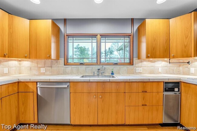 Building Photo - 5760 Snowshoe Cir