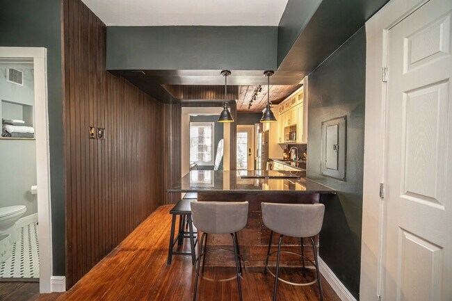 Building Photo - 309 King William St