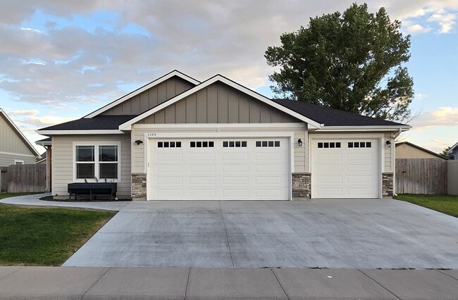 Building Photo - 1105 SW Camille Dr