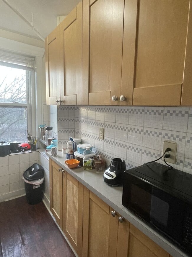 Building Photo - 2BR 1Bth unit. Heat/Hot Water included. Great location!