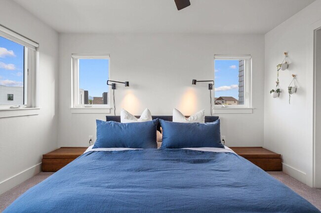 Building Photo - Modern Luxury in this end unit Blondie Condo