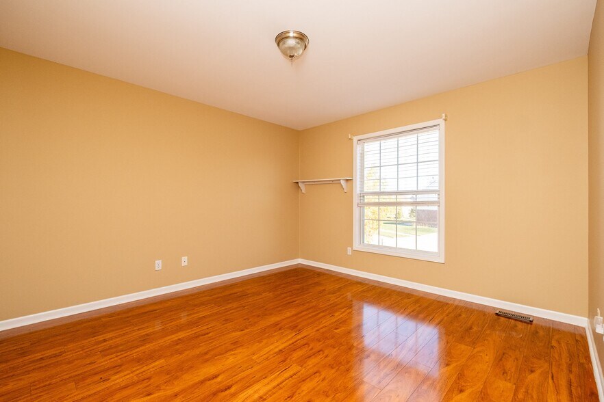 Building Photo - 466 Ivy Ln