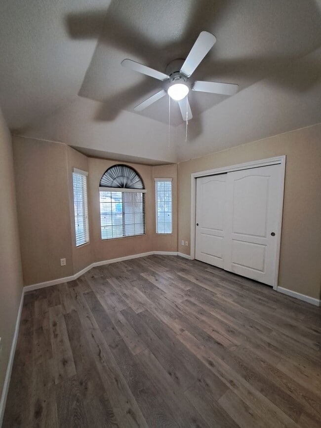 Building Photo - Stunning Large 4 Bedroom Home! Located Near Cedar & Nees!