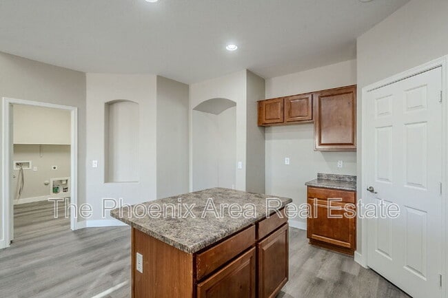 Building Photo - 45929 W Sky Ln