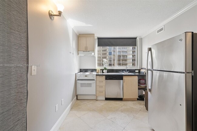 Building Photo - 2951 S Bayshore Dr
