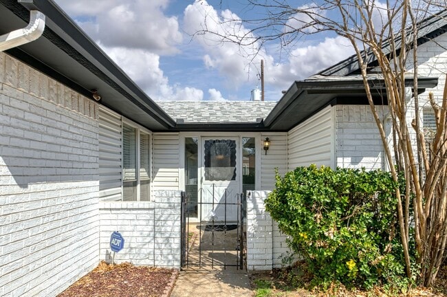 Building Photo - AVAILABLE NOW! BEAUTIFUL 3 BEDROOM HOME LO...