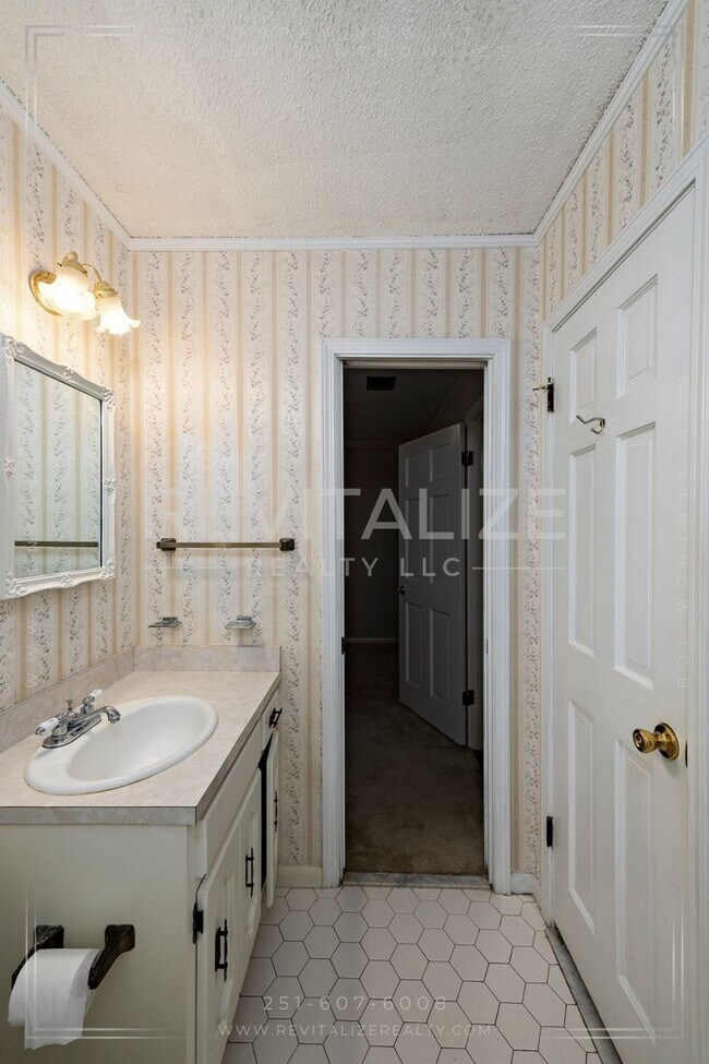 Building Photo - Beautifully Preserved 4 Bd / 3 Ba Vintage ...