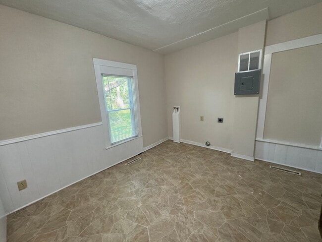 Building Photo - I Can See Clearly Now: Spacious 2 Bed, 1 B...