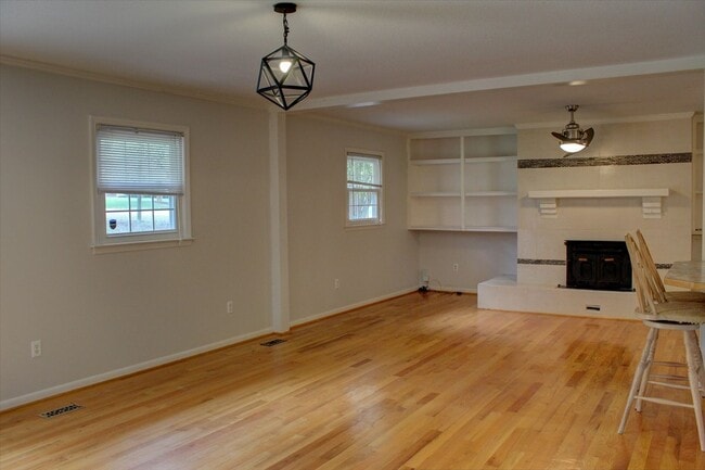 Building Photo - Well maintained ranch home available June ...