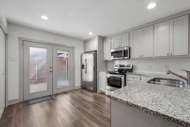 Building Photo - Updated Amazing Townhome