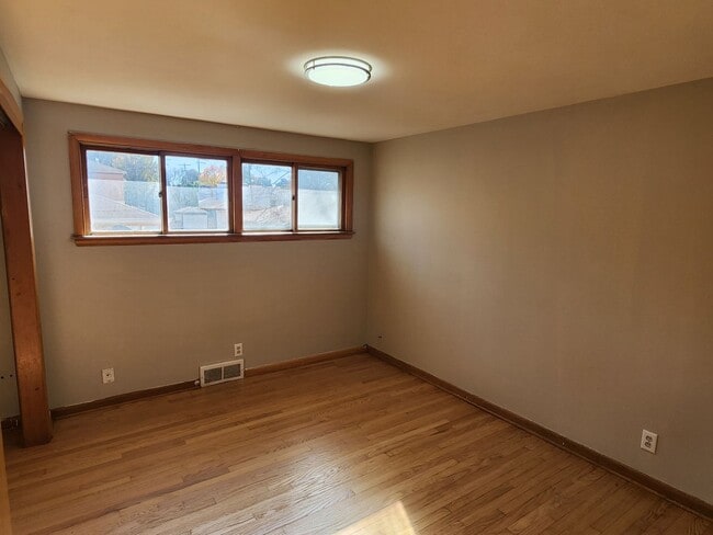 Building Photo - 2 bedroom upper