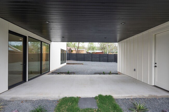 Building Photo - Modern, Updated, South Austin Two Story