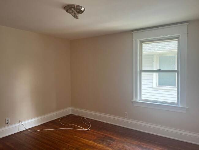 Building Photo - SINGLE FAMIKY FOR RENT IN MAPLEWOOD LOCATION !