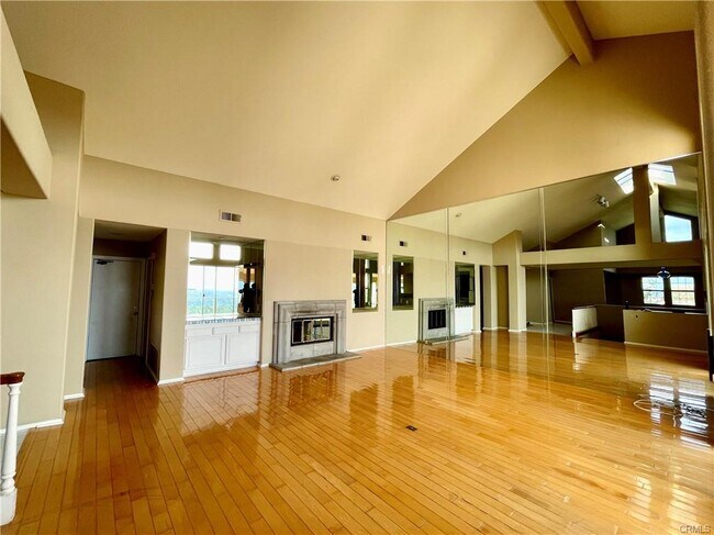 Building Photo - 6 Saros