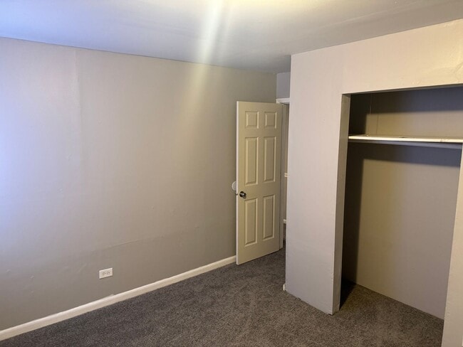 Building Photo - 3 Bedrooms 1 Bathroom available