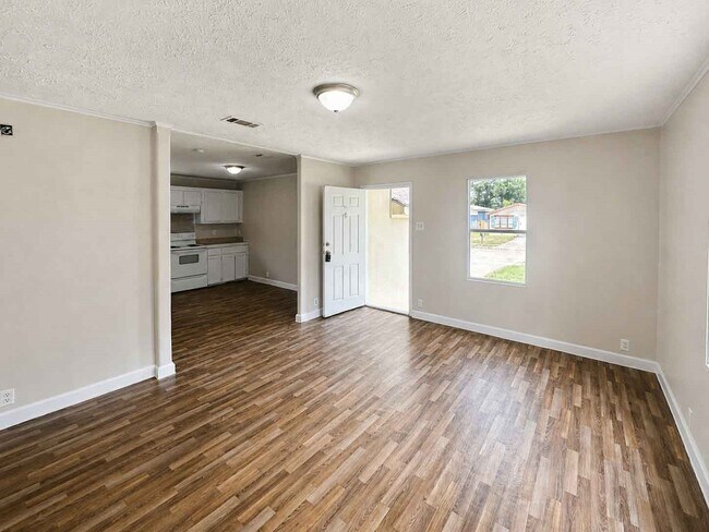 Building Photo - 11919 Kingslake Forest Dr