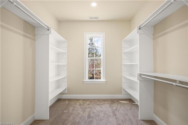 Building Photo - Luxurious Living In Sought After Sherwood ...
