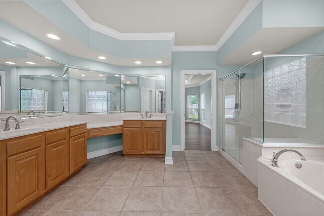 Building Photo - Luxury Living with Saltwater Pool, Florida Room & Generator