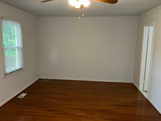 Building Photo - Very well maintained 3BR 3.5BA 3 level Colonial Townhome with fully fenced yard