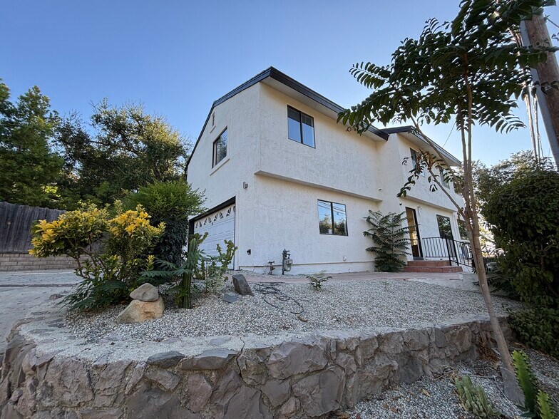 Building Photo - 457 S Ventu Park Rd