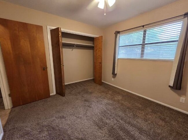 Building Photo - FOR LEASE!!