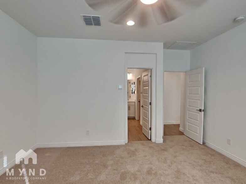 Building Photo - 9959 W Whitton Ave