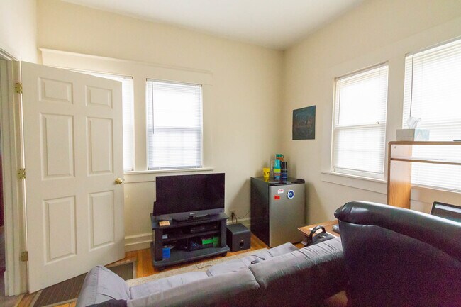 Building Photo - 1900 W Jackson St