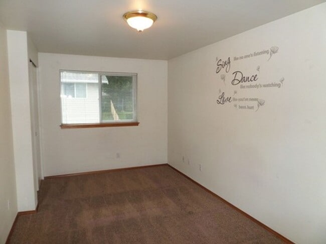 Building Photo - Fabulous 2 Bedroom Townhome With Attached ...