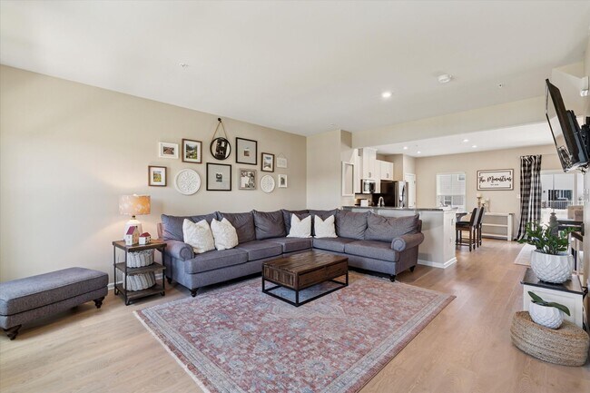 Building Photo - Beautiful 3B/2.5B Townhome in Downingtown ...