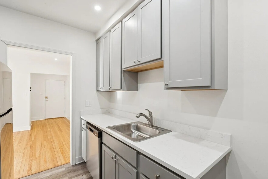 Building Photo - 153 E 33rd St