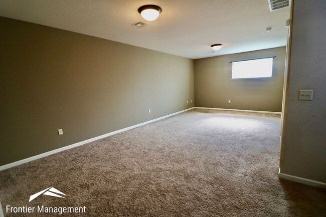 Building Photo - Large Home In A Quiet Neighborhood Off Of Scenic Drive