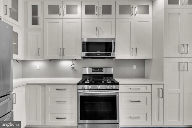 Building Photo - 3200 Village Dr