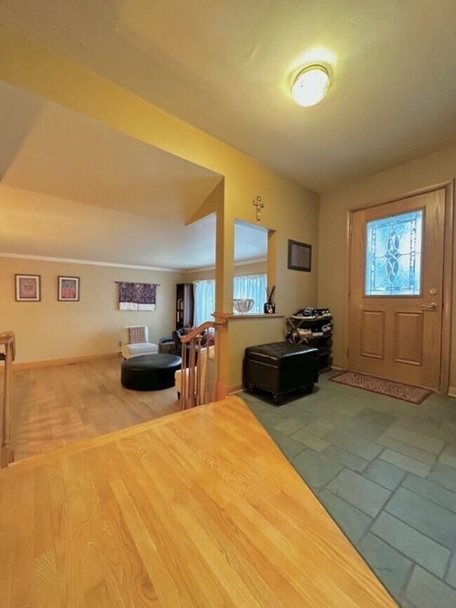 Building Photo - Beautiful / Spacious 3 Bed 3 Bath Ranch Style Single Family Home!