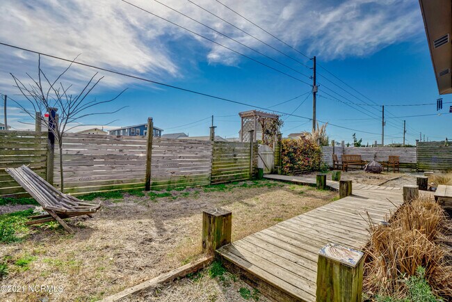 Building Photo - 2681 Island Dr