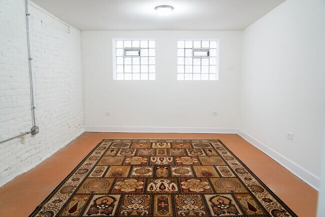 Building Photo - Uptown - English Garden, 1 Bed / 1 Bath - Central Heat & AC