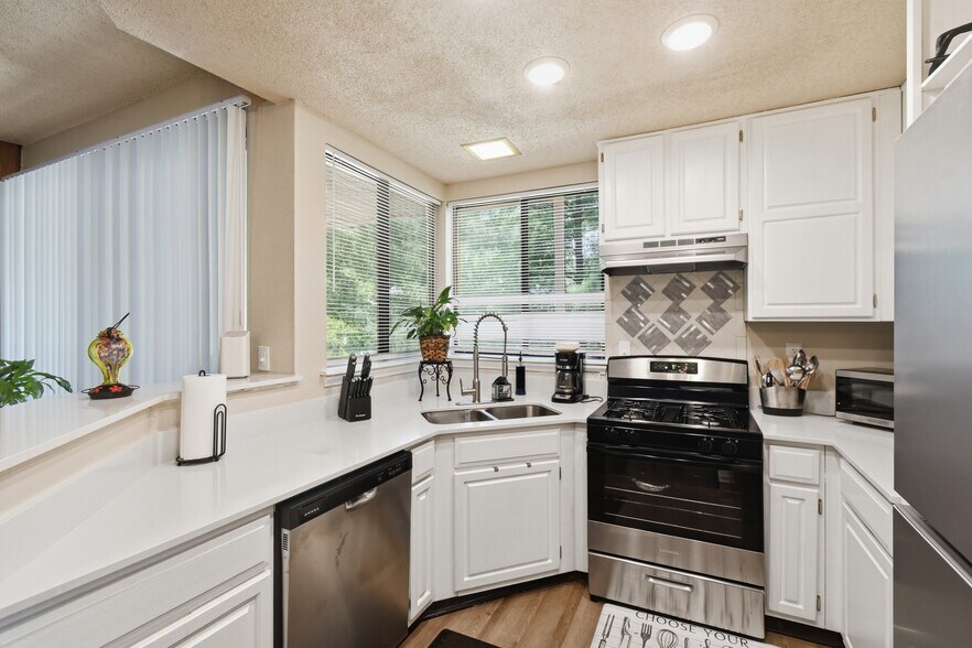 Building Photo - Oak Creek at Gilcrease