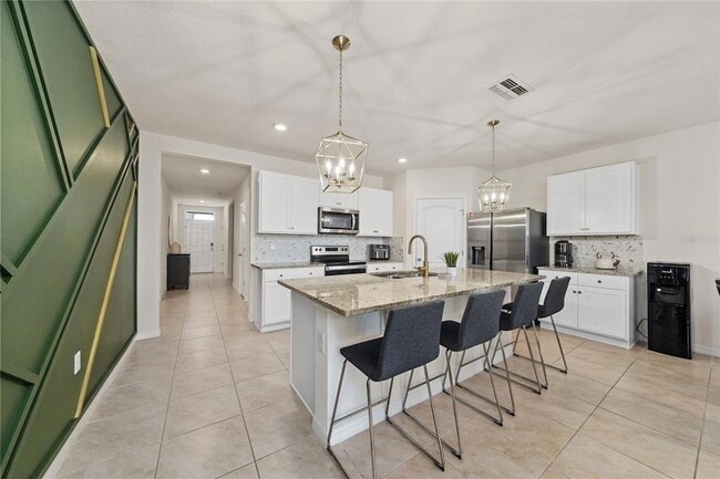 Building Photo - 687 Griffon Ave