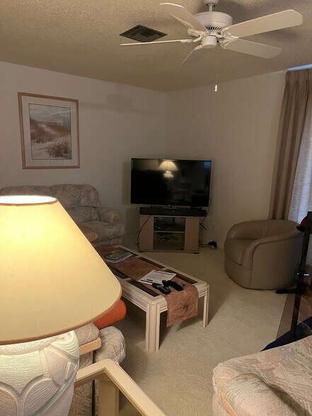 Building Photo - 372 Palm Dr