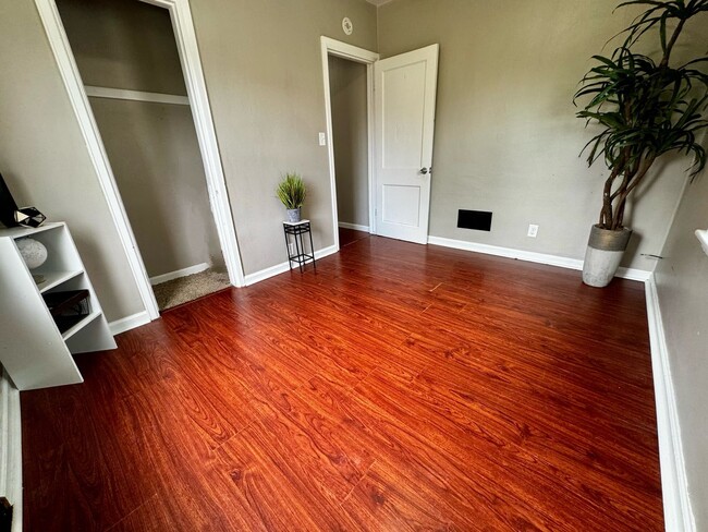 Building Photo - 3 bed, 1 bath home for rent in Waterloo