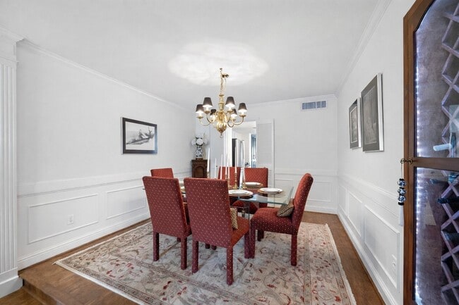 Building Photo - 8944 Chatsworth Dr