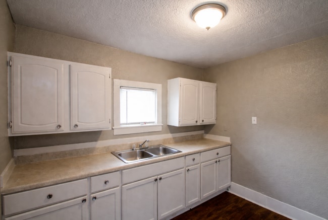 Building Photo - Convenient Home in Close Proximity to Downtown!