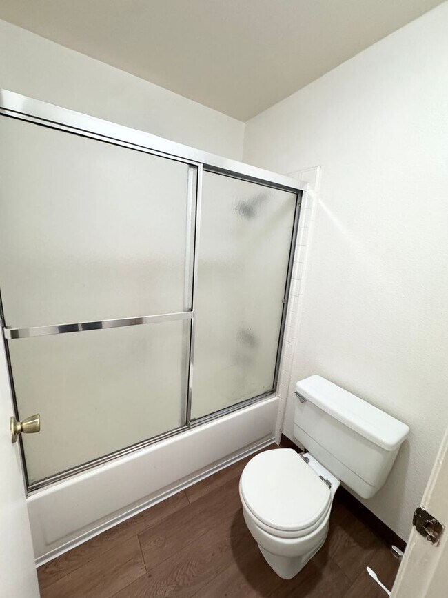 Building Photo - Upstairs 2 Bed / 2 Bath Condo in Gated Community – Available Now